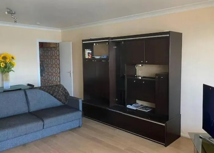 Stunning 1-bed In Beach-view Apartment *